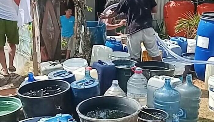 Peduli Kekeringan di Desa Jalatunda Banjarnegara, SPPG Purwasaba Droping Ribuan Liter Air Bersih