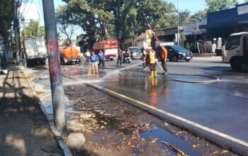 Pengendara Terjatuh Akibat Tumpahan Tetes Tebu, BPBD Jember Lakukan Penyemprotan