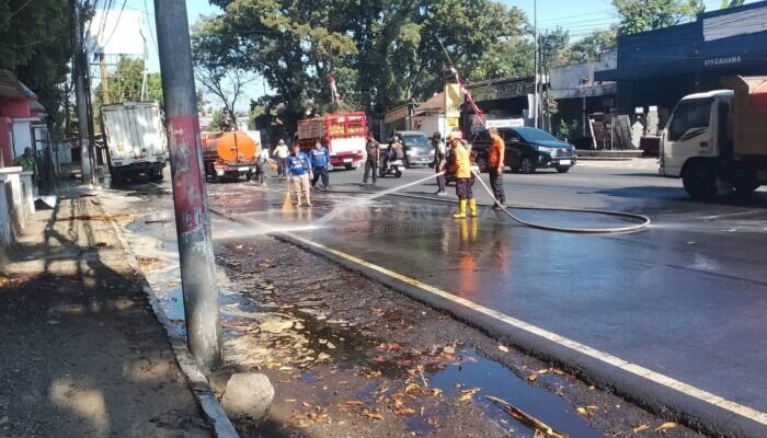 Pengendara Terjatuh Akibat Tumpahan Tetes Tebu, BPBD Jember Lakukan Penyemprotan