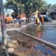 Pengendara Terjatuh Akibat Tumpahan Tetes Tebu, BPBD Jember Lakukan Penyemprotan