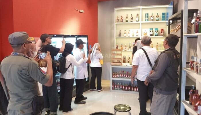 Belum Berizin, Pemkab Jember Tutup Outlet Miras di Jalan Kacapiring