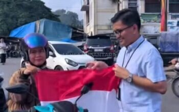 Kesbangpol Sawahlunto Bagikan Bendera Merah Putih, Semarakkan HUT ke-81 RI