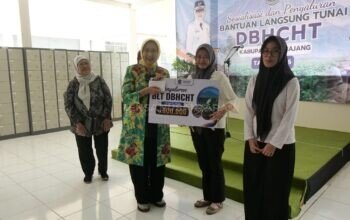 BLT DBHCHT Rp600 Ribu Disalurkan ke 150 Buruh Pabrik Rokok Kunir, Bupati Lumajang: Ringankan Beban Ekonomi Keluarga