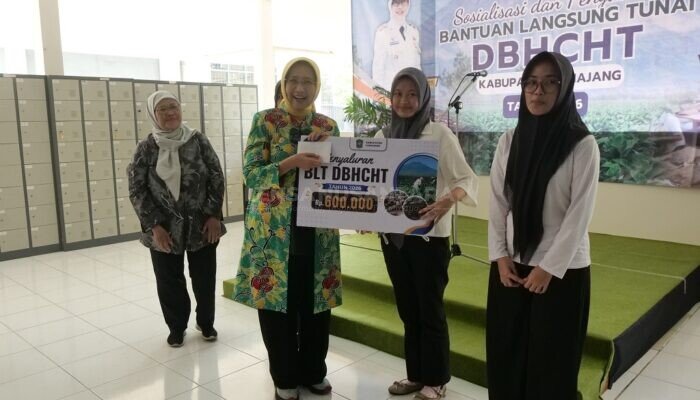 BLT DBHCHT Rp600 Ribu Disalurkan ke 150 Buruh Pabrik Rokok Kunir, Bupati Lumajang: Ringankan Beban Ekonomi Keluarga