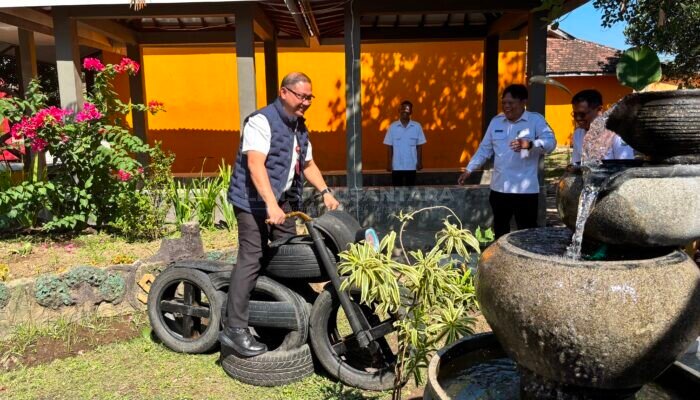 Taman Estetik SMKN 3 Bondowoso Bikin Kadindik Jatim Terpukau: Ada Miniatur Sepeda Motor dari Ban Bekas!