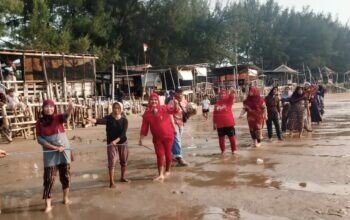 Di Tengah Abrasi, UMKM Pantai Caruban Tetap Semarakkan HUT Kemerdekaan RI ke-81 dengan Lomba Emak-emak