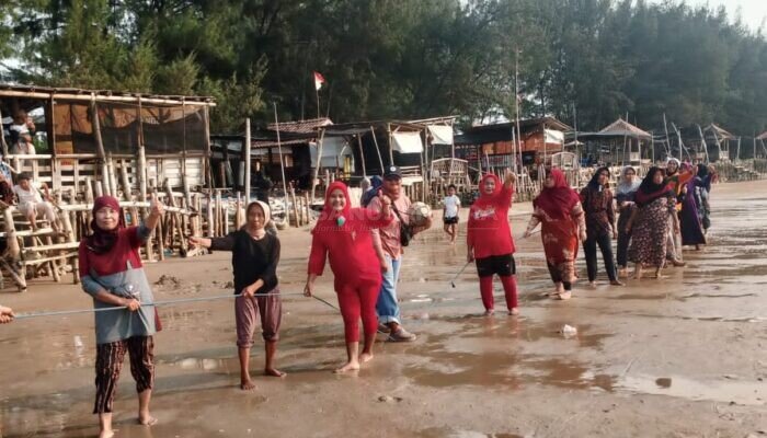 Di Tengah Abrasi, UMKM Pantai Caruban Tetap Semarakkan HUT Kemerdekaan RI ke-81 dengan Lomba Emak-emak