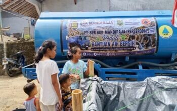 Wujud Nyata Kepedulian, PT BPR BKK Mandiraja Salurkan Air Bersih ke Warga Banjarnegara Terdampak Kekeringan
