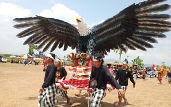 Replika Burung Garuda, Meriahkan Karnaval Kemeriahan di Kertayasa Banjarnegara