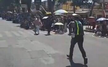 Aksi Anggota Satlantas Polres Bondowoso Tuai Apresiasi saat Buka Jalan Mobil Pemadam Kebakaran