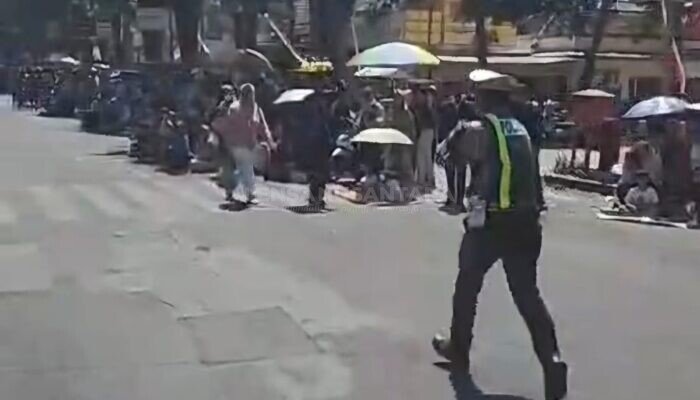Aksi Anggota Satlantas Polres Bondowoso Tuai Apresiasi saat Buka Jalan Mobil Pemadam Kebakaran