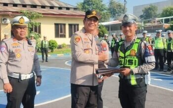 Berlari di Tengah Kerumunan Buka Jalan Damkar, Bripda Zainul Arifin Dapat Penghargaan dari Kapolres Bondowoso