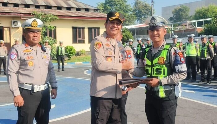 Berlari di Tengah Kerumunan Buka Jalan Damkar, Bripda Zainul Arifin Dapat Penghargaan dari Kapolres Bondowoso